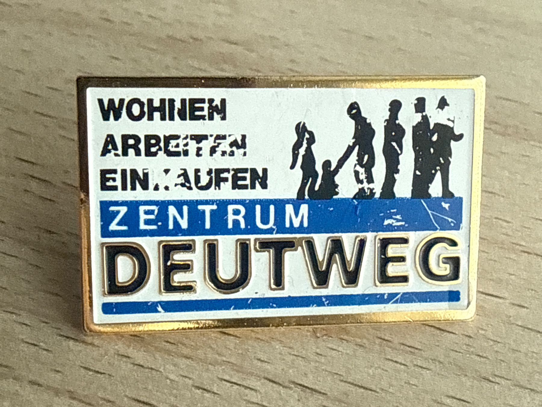 Placchette & Badge: Pin Zentrum Deutweg Wohnen Arbeiten Einkaufen. – Usato da Glattbrugg venduto da Schweigmatt