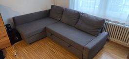 Graues Ecksofa mit Bettfunktion und Stauraum