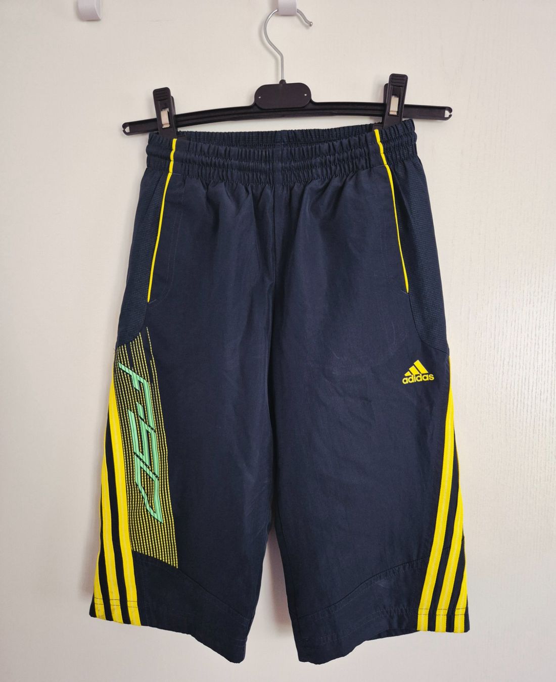 Adidas Pantaloni: knielange Adidas Shorts, Gr.140 – Usato da Volketswil venduto da Dokinka