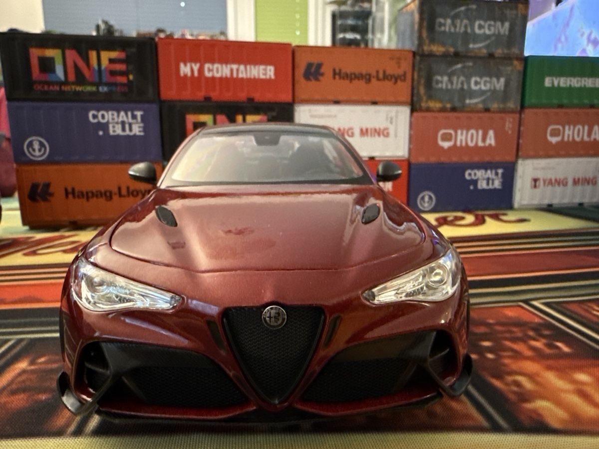Alfa Romeo Modellautos: Alfa Romeo Giulia  Weinrot  – Neu und originalverpackt aus Basel von Zomeg 2