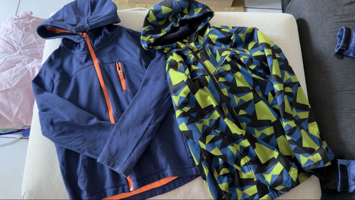 Vestes & Manteaux: Lot de 3 vestes softshell T.152 – D'occasion à Riddes par Elina. 1