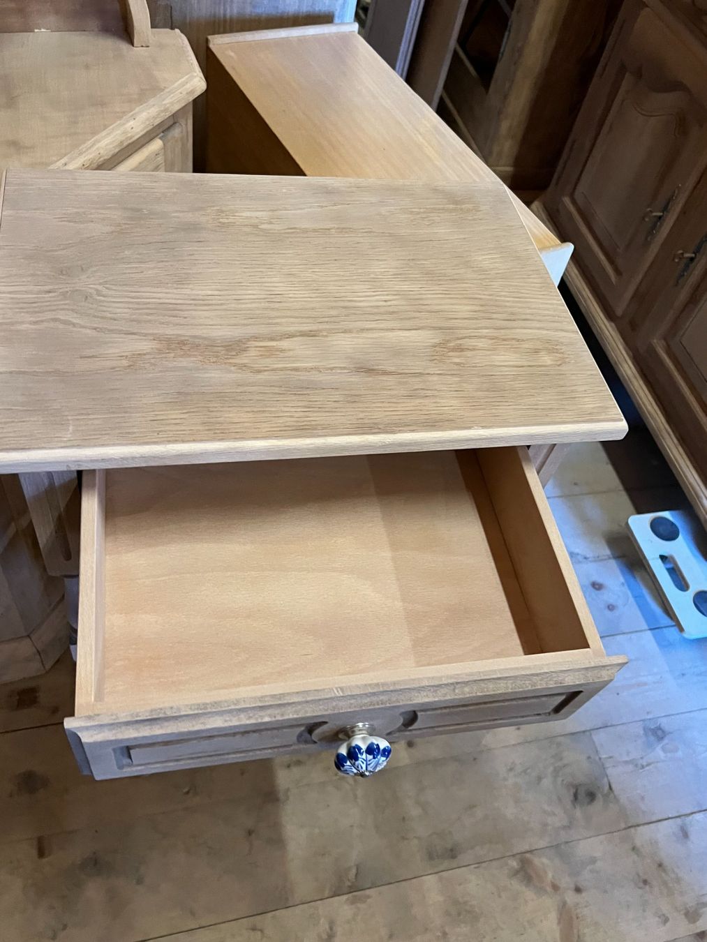 Comodini: ART 1002-I Paire de tables de nuit sablé – Usato da Pont-La-Ville venduto da BCMGLEAL 2
