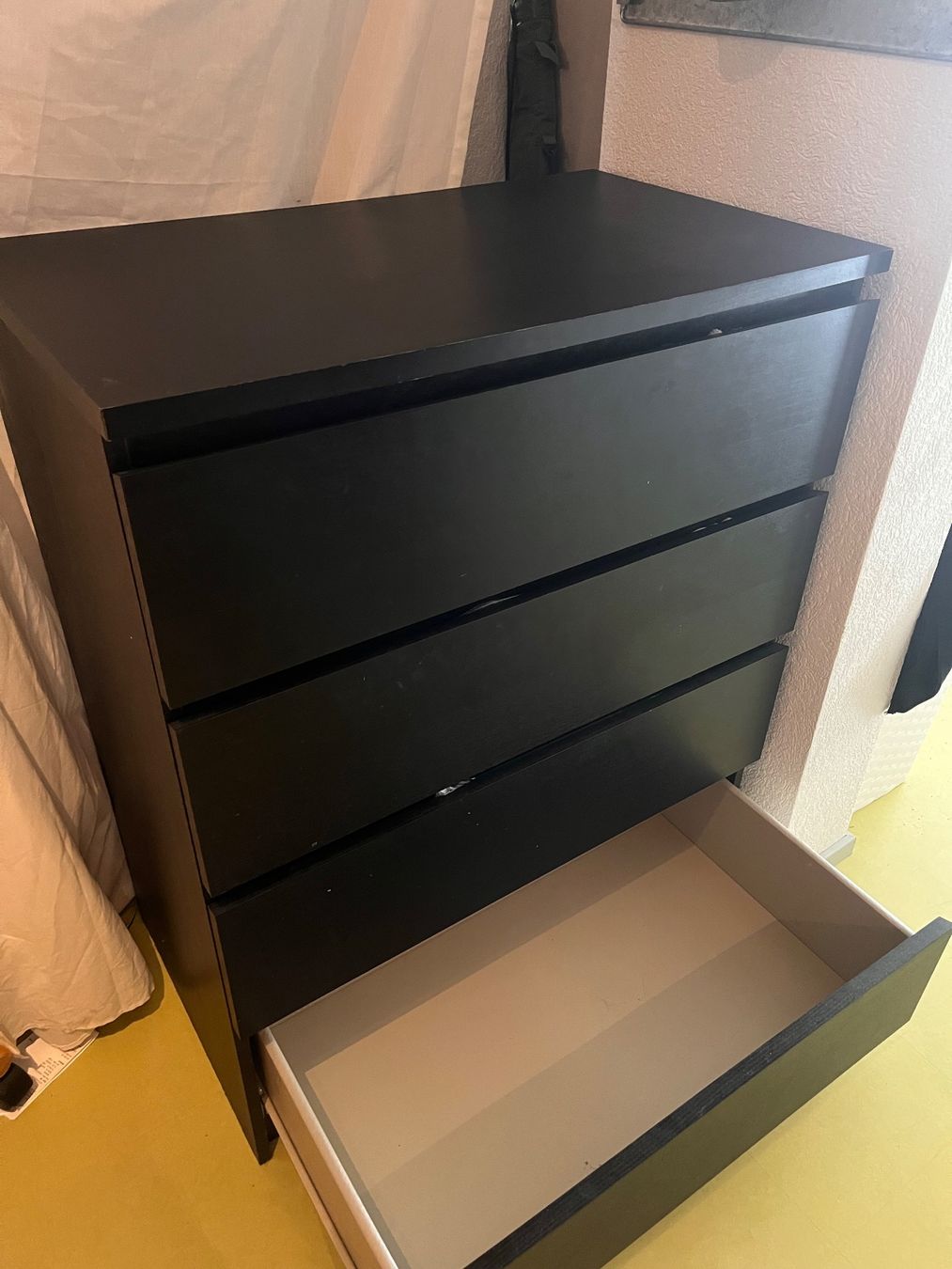 Ikea Commodes: Commode IKEA MALAMUTE 4 tiroirs noire bon état – D'occasion à Zürich par nat_69q2 2
