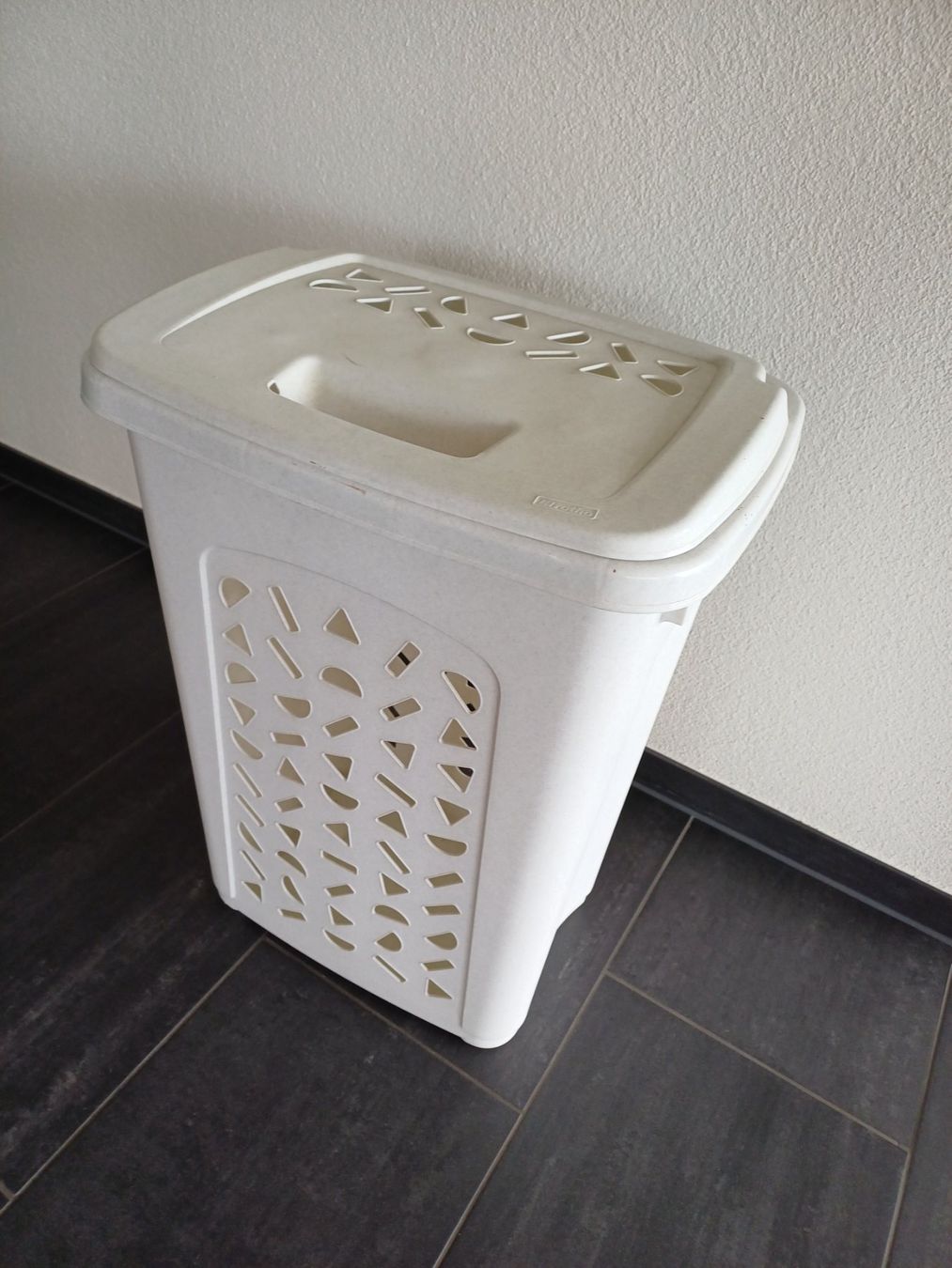 Wäschekörbe: Wäschekorb aus Kunststoff, weiss, mit Deckel – Gebraucht aus Wetzikon ZH von siga01