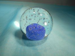 Glaskugel mundgeblasen mit blauem Grund und Luftblasen