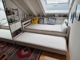 Bett zum auziehen mit Büchergestell