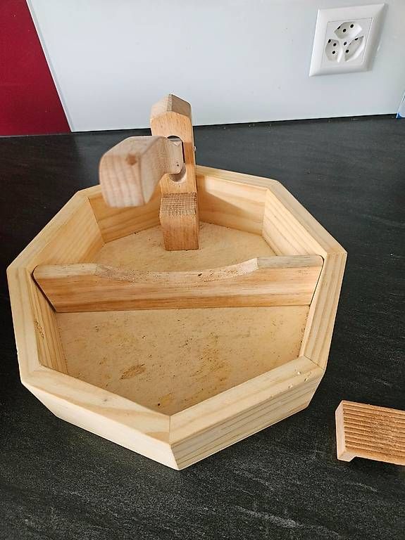 Articoli in legno: Nussknacker aus Holz – Usato da Dänikon ZH venduto da fantasia53 2