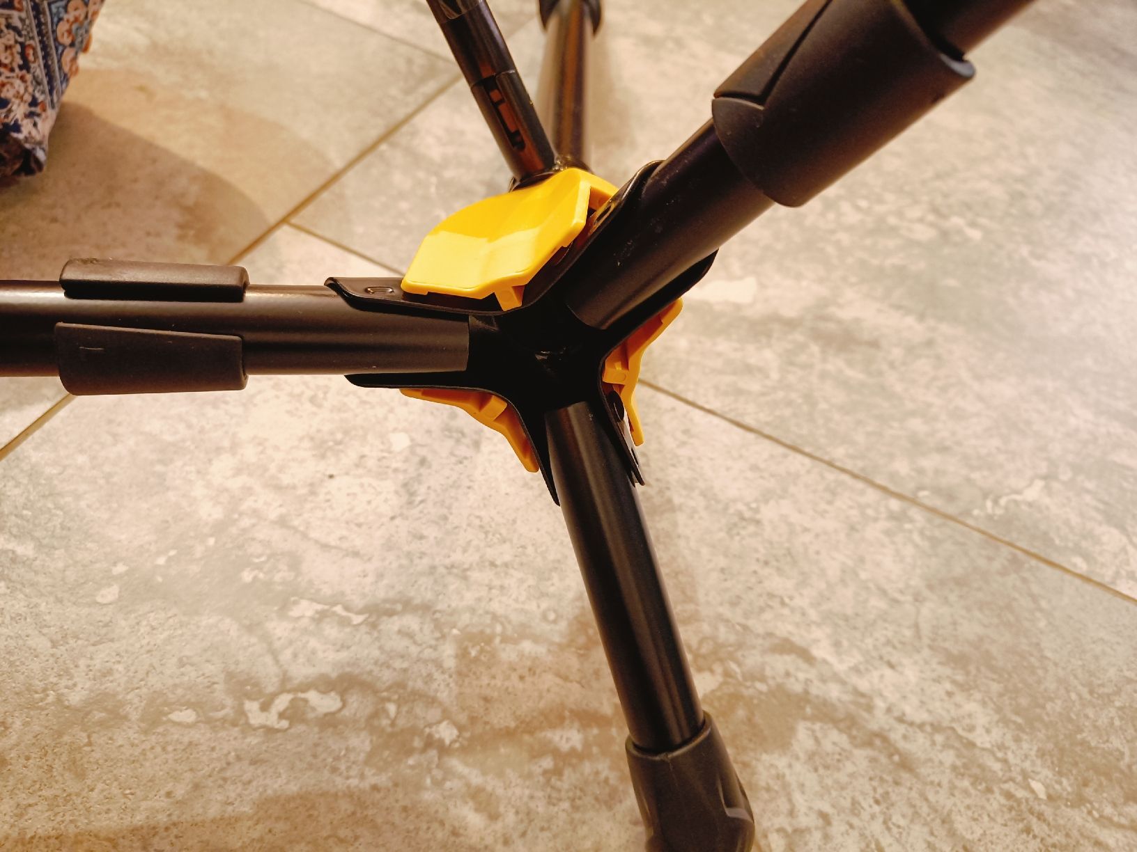 Hercules Supporti per strumenti musicali & leggii: Hercules Gitarrenständer Neuwertig – Nuovo (secondo la descrizione) da Zürich venduto da nin_6b6w 7