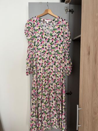 Blumenkleid mit Puffärmeln und V-Ausschnitt – Grösse M