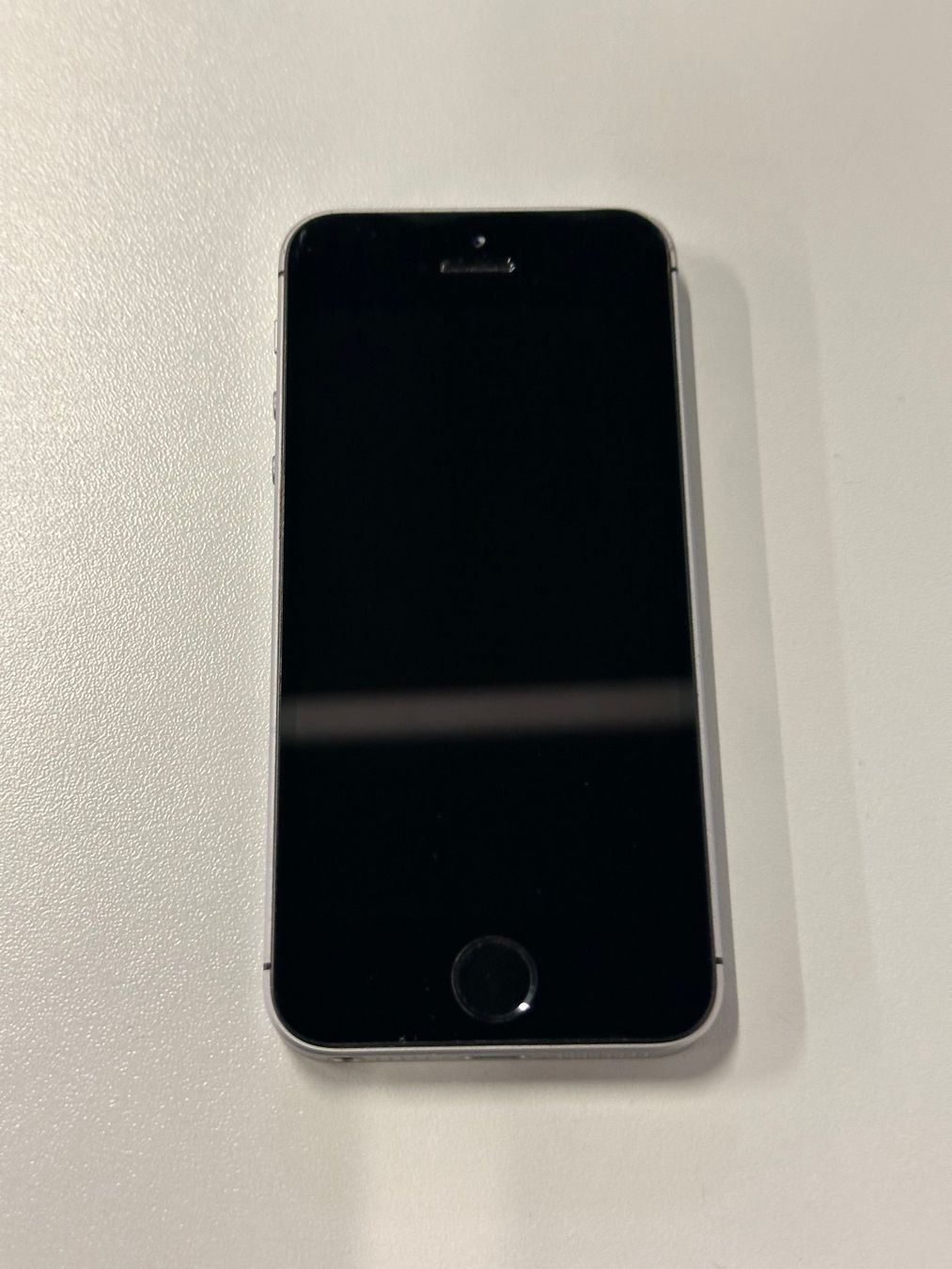 Apple Telefoni cellulari / Smartphones: Apple iPhone SE, 32 GB – Usato da Hombrechtikon venduto da SPS-Liquidationen 2