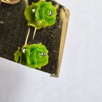Grüne Kunststoff-Ohrstecker in Rosenform – Neu 575