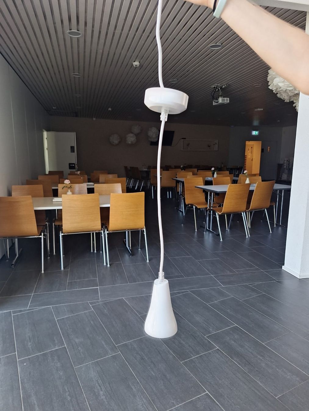 Lampade: 2x Hängeleuchte weiss konisch gebraucht – Usato da Bleienbach venduto da mogig 1