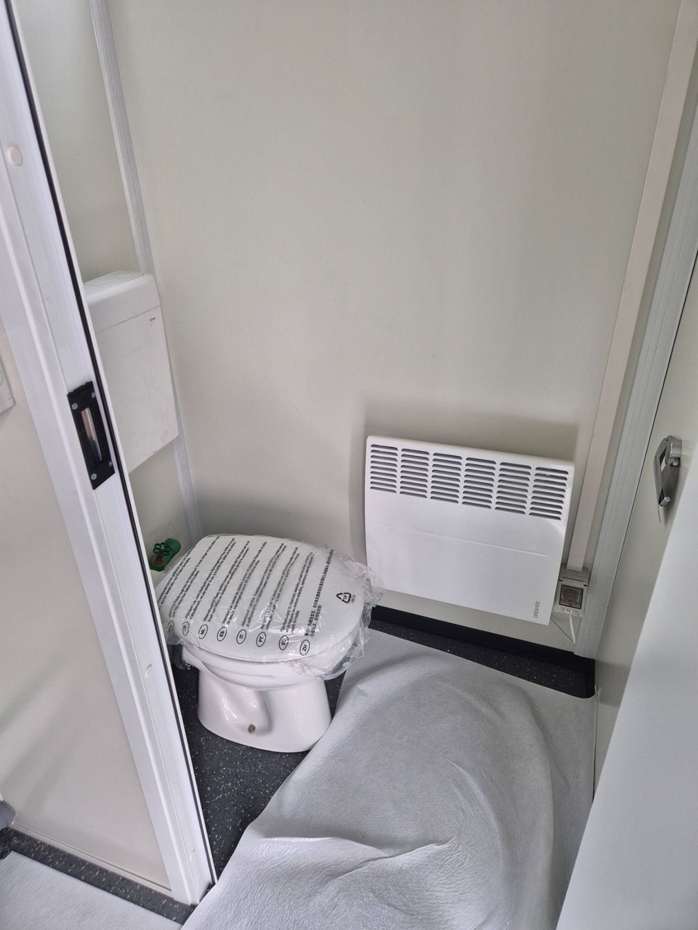 Contenitori edile: Herrentoilette, Sanitärcontainer, WC Container, Container – Nuovo (secondo la descrizione) da Galgenen venduto da contdeluxe 2