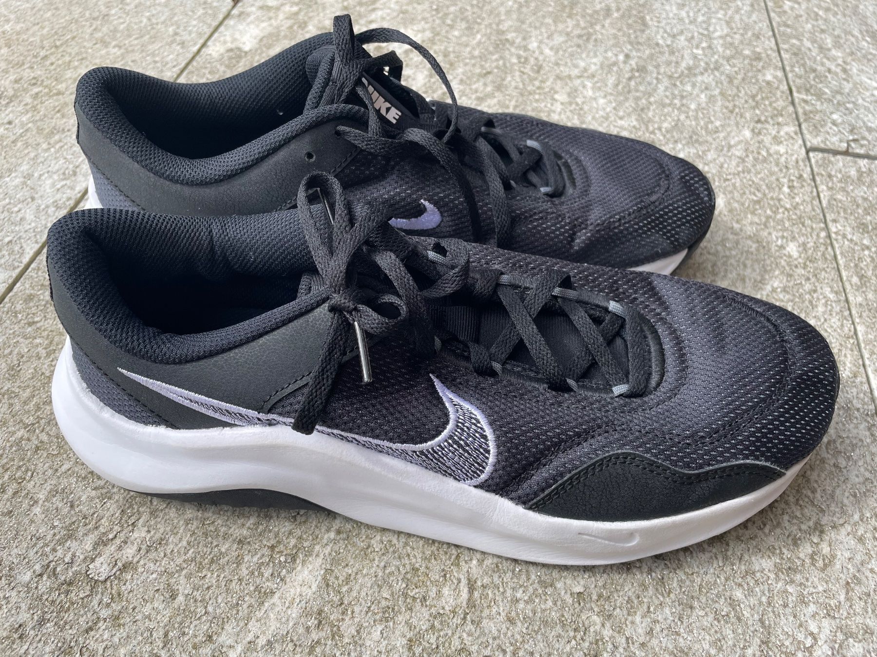 Nike Scarpe da uomo: Nike Legend Essential 3 Gr. 43 – Nuovo (secondo la descrizione) da Uster venduto da scp25 1