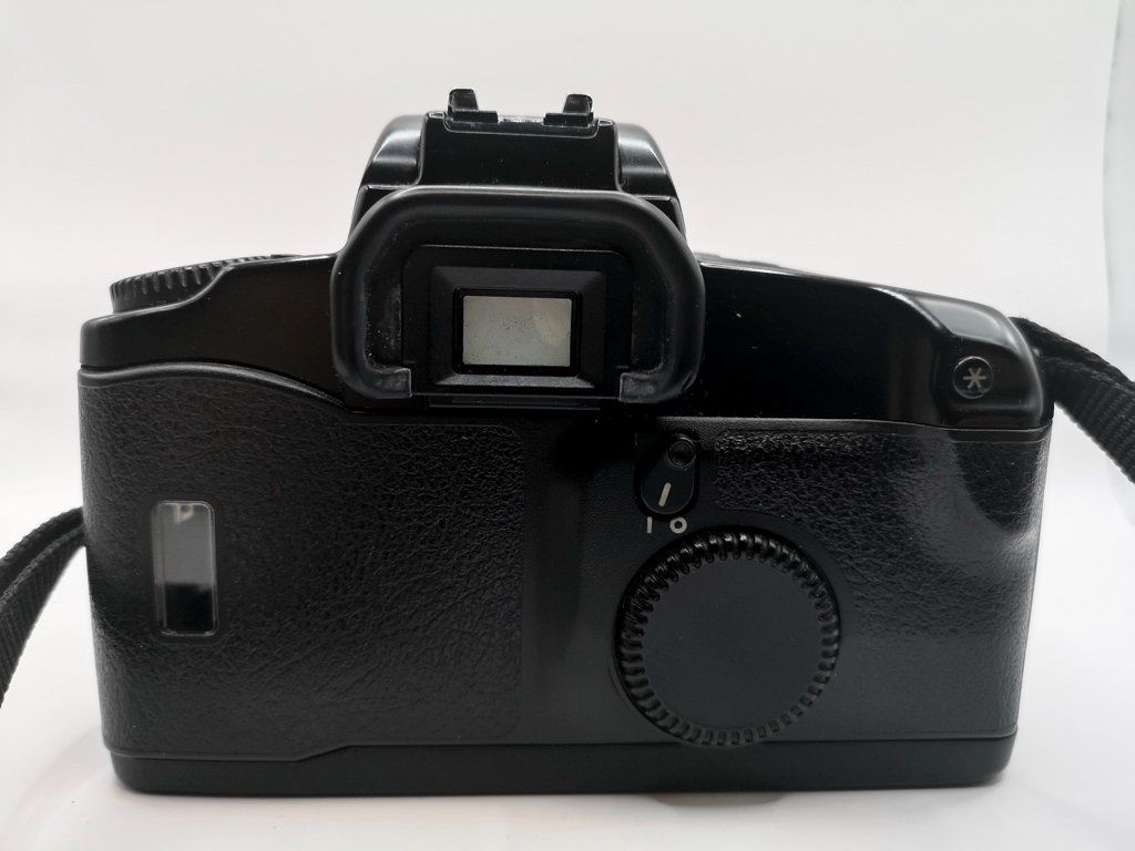 Canon Fotocamera: Canon EOS 100 analoge Kamera mit Objektiv – Usato da Sargans venduto da Botanico 2