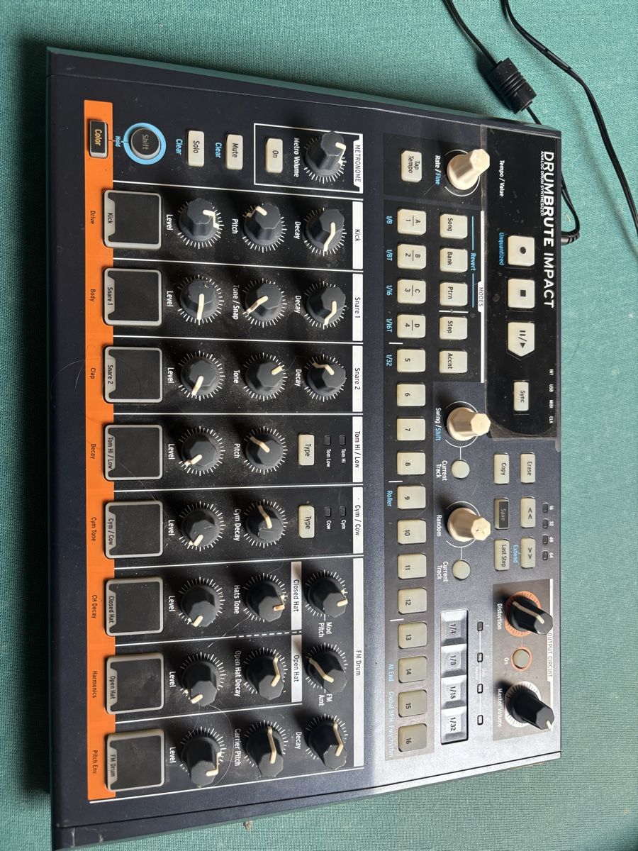 Arturia Strumenti musicali: Arturia DrumBrute Impact Séquenceur bon état – Usato da Courtételle venduto da lap_98ny