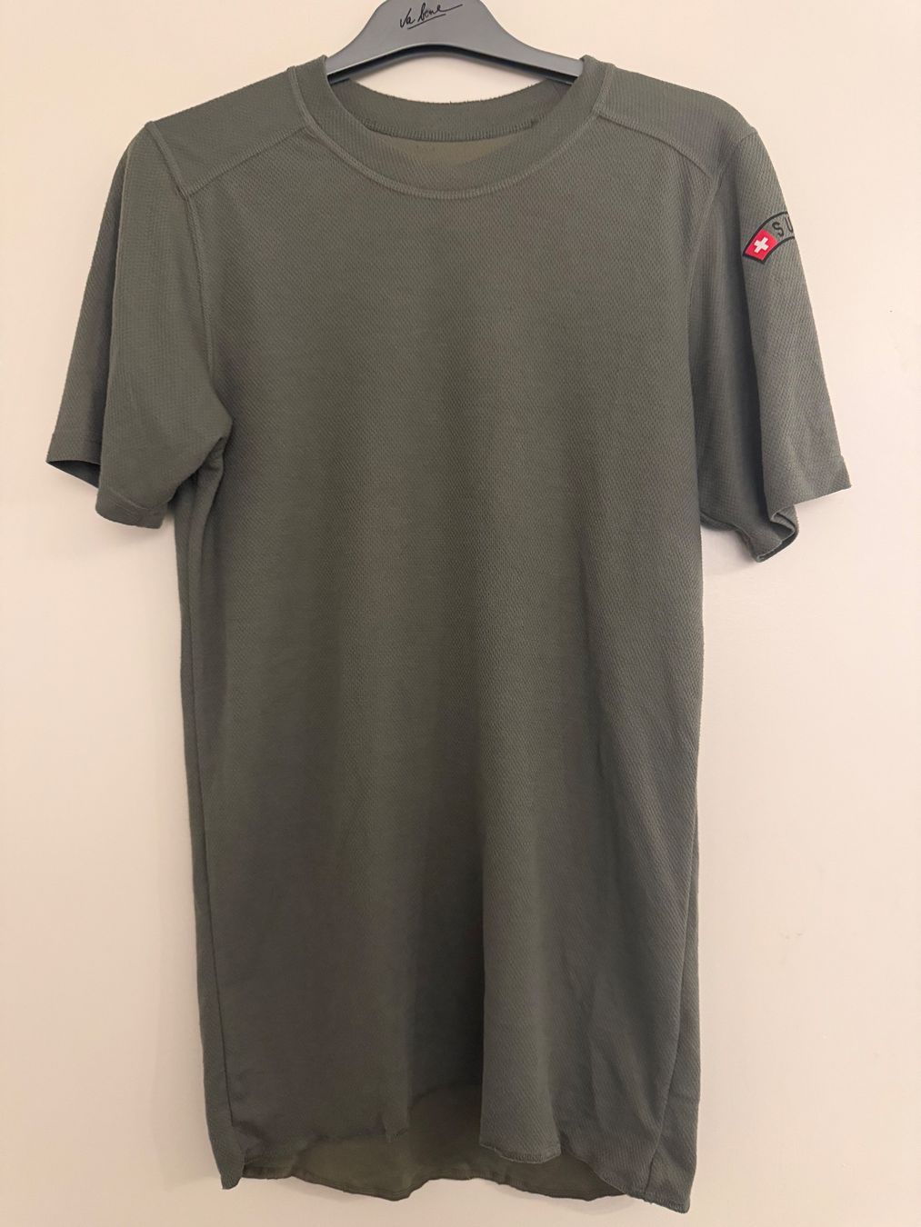 Schweizer Armee T-shirt: Schweizer Armee T-Shirt Grösse L – Usato da Niederglatt ZH venduto da vul_v86c