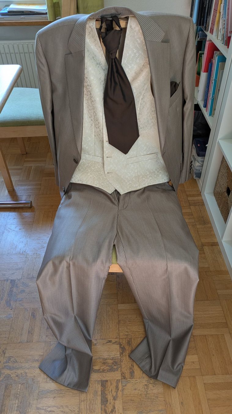 Costumes: Hochzeitskleidung – D'occasion à Burgdorf par scheiv
