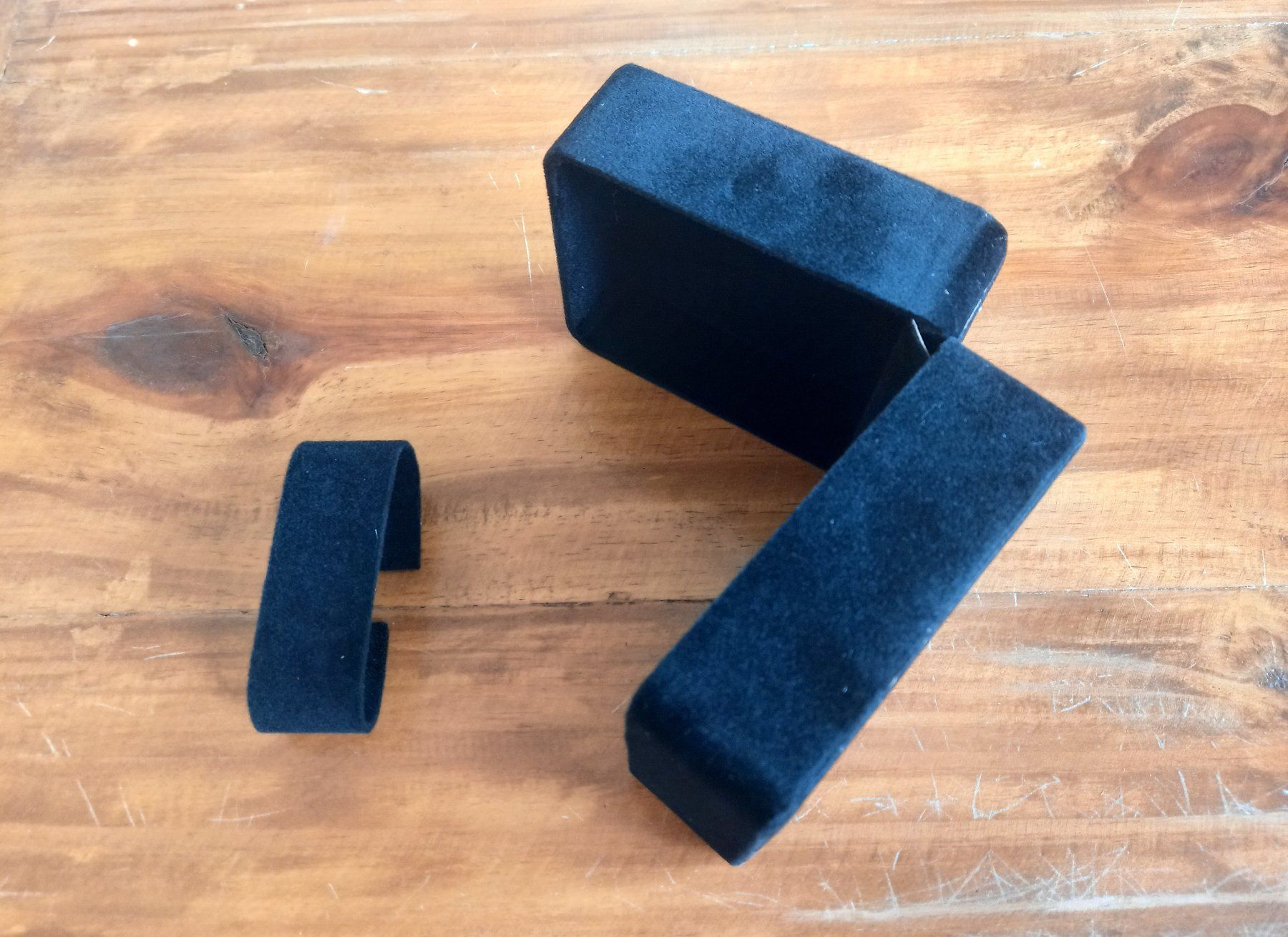 Uhrenboxen: 8x Uhrenbox schwarz Samt – Neu und originalverpackt aus Lausanne von WATCH-WORLD 4