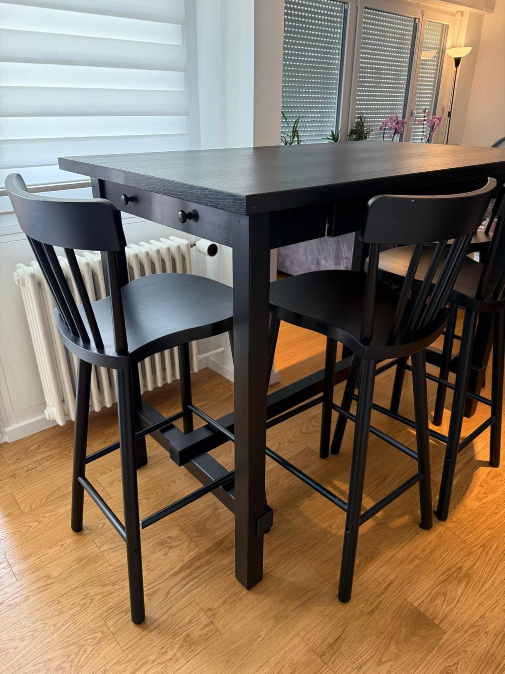 Ikea Set di tavolo e panche: Schwarzer Bartisch mit 4 Stühlen Küchenbar Esstisch – Usato da Windisch venduto da ama_pq2n 1