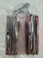 2 Sackmesser mit diversen Teilen