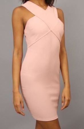 Robe rose ouverte au dos