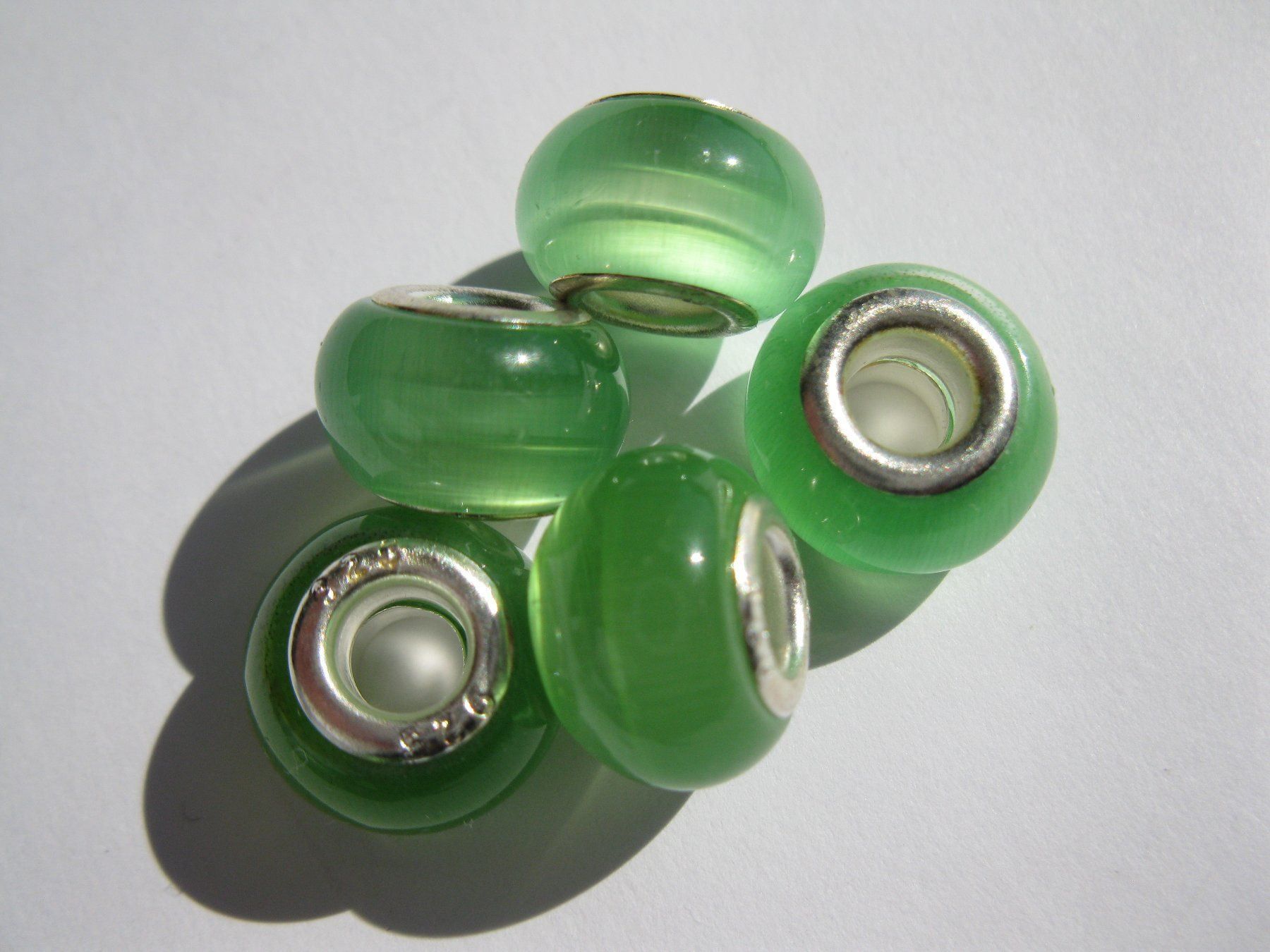 Perle (finte): 3 Grosslochperlen, Glas Beads Katzenauge hellgrün – Nuovo e nell'imballaggio originale da St. Margarethen TG venduto da LuanaKa