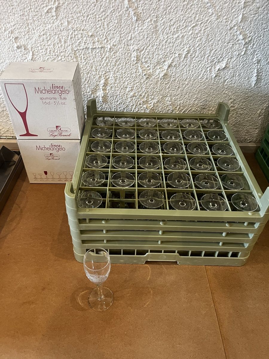 Bicchieri: 40 Champagner Flutes Taittinger inkl Rack – Usato da Dittingen venduto da Cervolino77 1