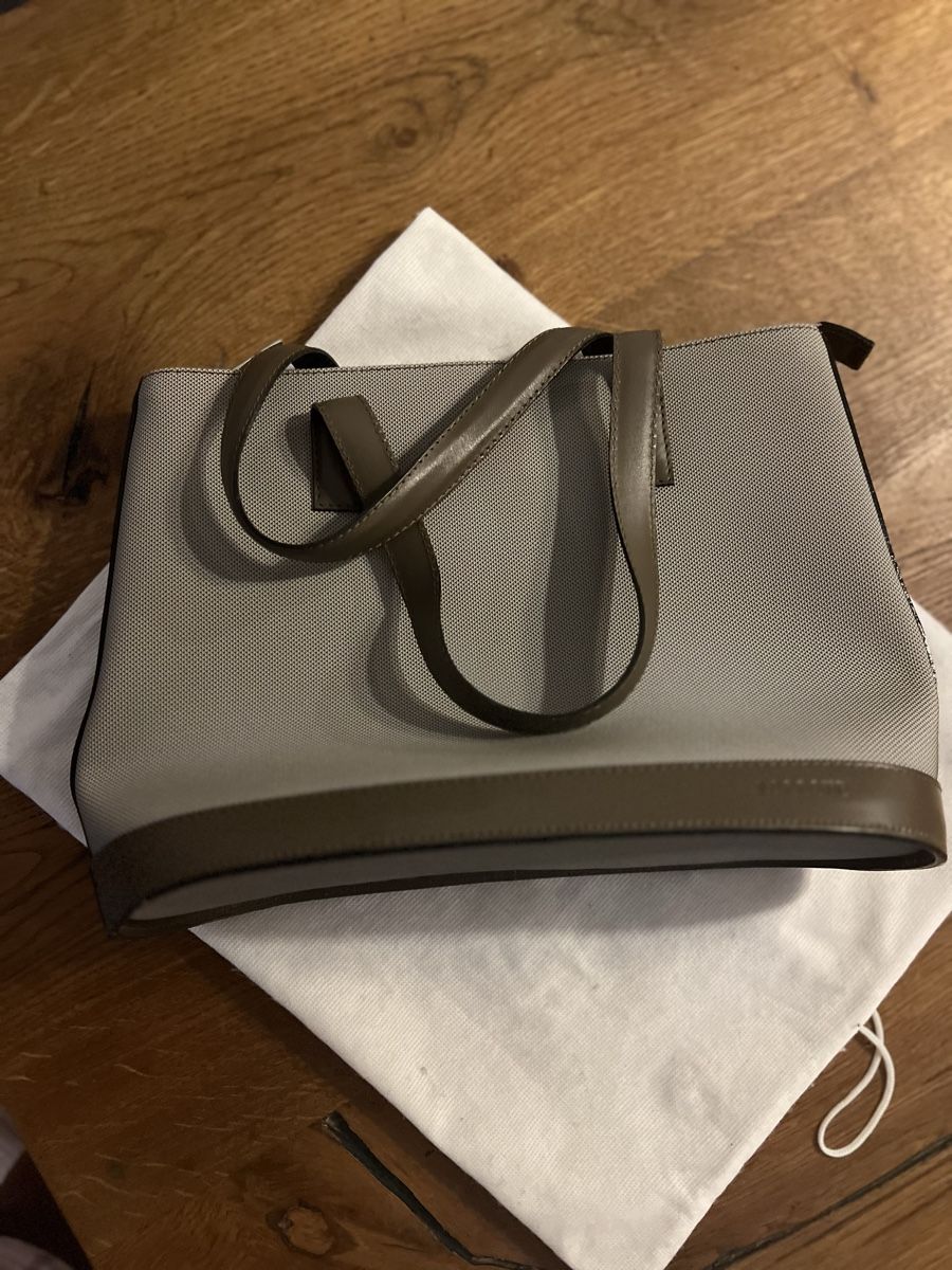 Lacoste Taschen für Damen: Lacoste Handtasche grau neuwertig – Neu (gemäss Beschreibung) aus Igis von nonni09