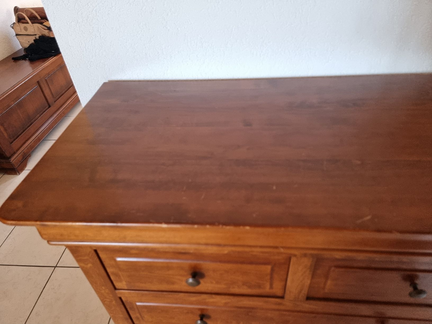 Cassettiere: Commode en merisier massif de style Louis-Philippe  – Usato da Bevaix venduto da Lemana 3
