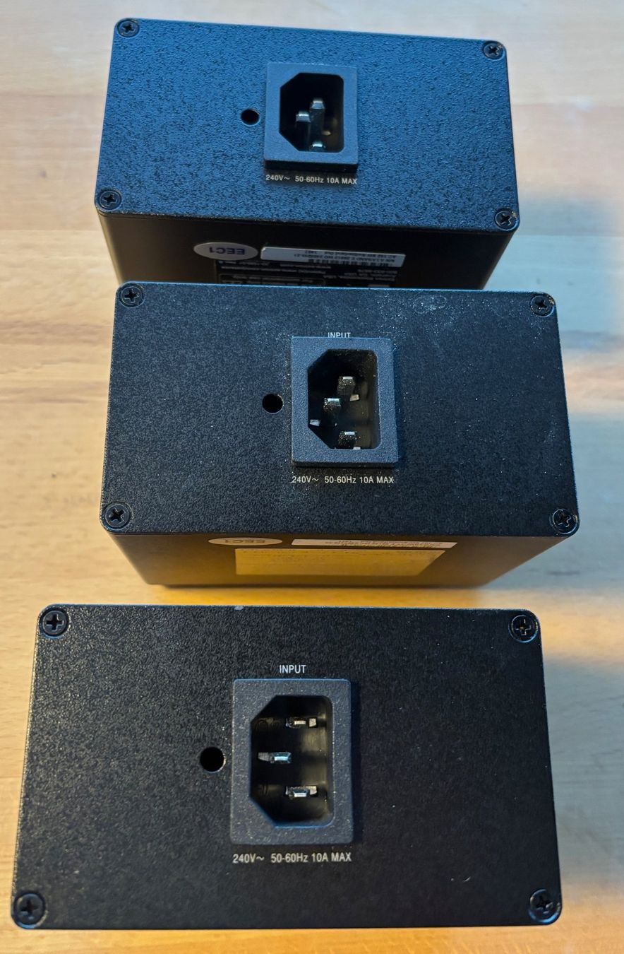 Spine: 3 Stück Extron AC 100 Series Steckdosen Module 10 A max. – Nuovo (secondo la descrizione) da Bassersdorf venduto da Antaris01 1