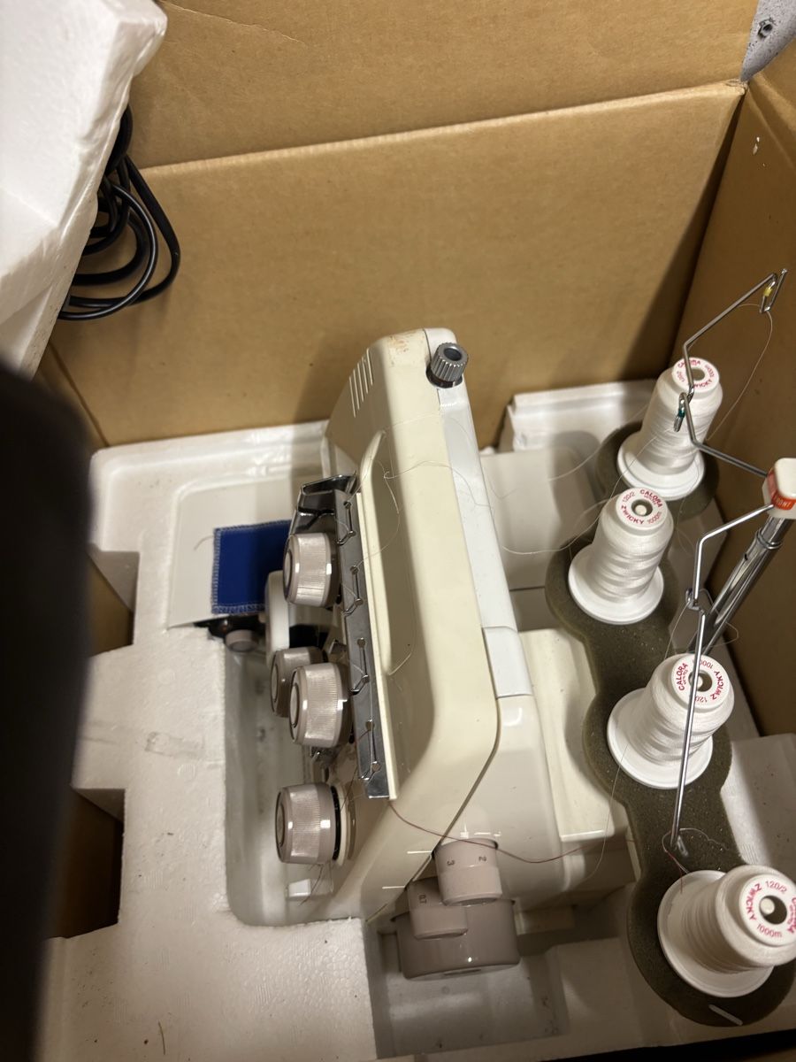 Bernina Machines à coudre: Bernette Overlock Nähmaschine MO-334DS 220V im Karton – D'occasion à Horn par mamahje 1