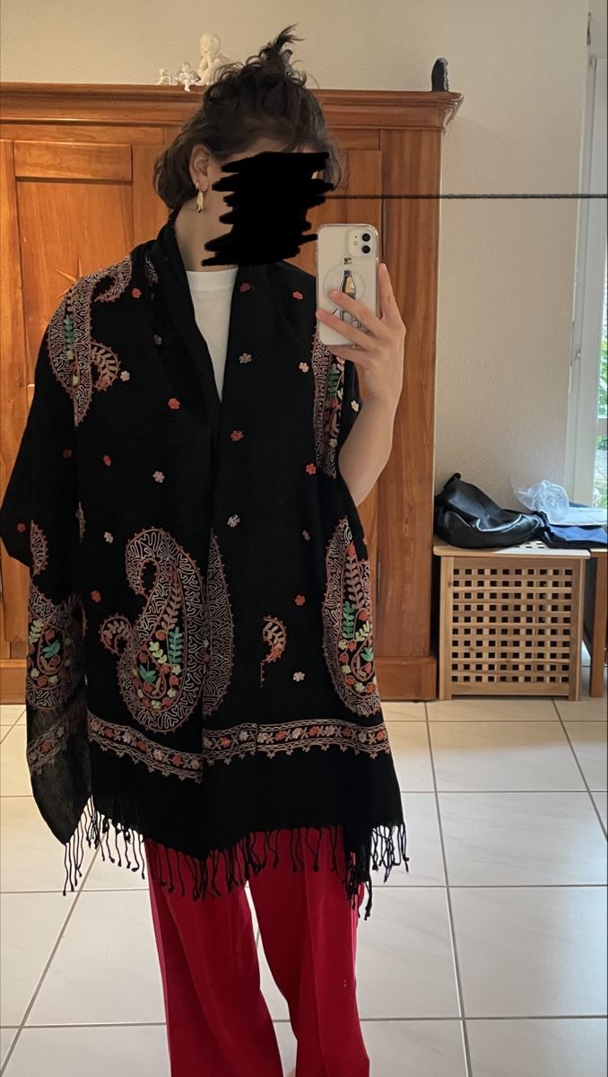 Foulard & Sciarpe: Warmer Schal, Schwarz mit Muster, Top Zustand – Nuovo (secondo la descrizione) da Bülach venduto da noe_zsg8 2