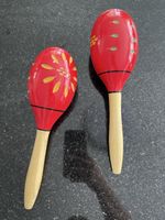 Rote Kindermaracas mit Blumenmuster 🎶