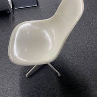 Weisser Eames Fiberglass Chair DSS Vintage Büro