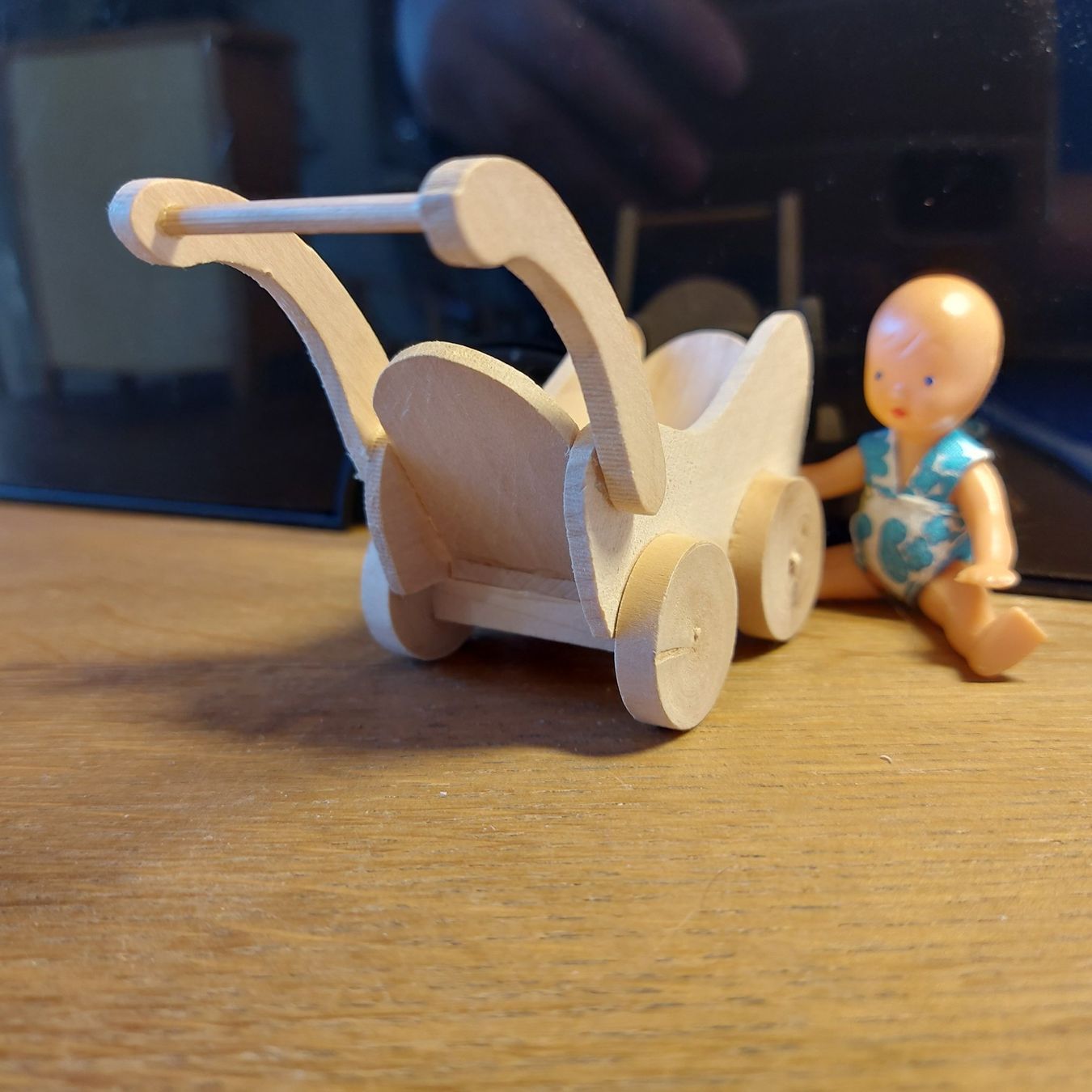 Puppenhäuser & -möbel: Puppenstuben Wagen mit Puppe – Gebraucht aus Schlieren von  5