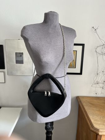 ARCHITECTURAL BLACK HANDBAG WITH SILVER STRAP