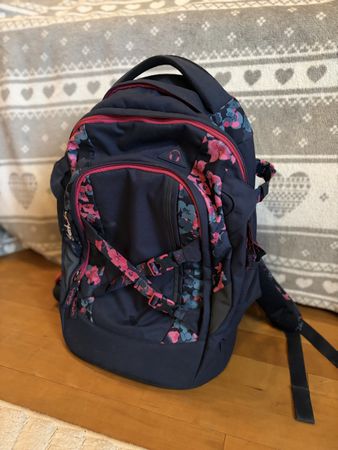 Schulrucksack Satch dunkelblau mit Blumenmuster gebraucht