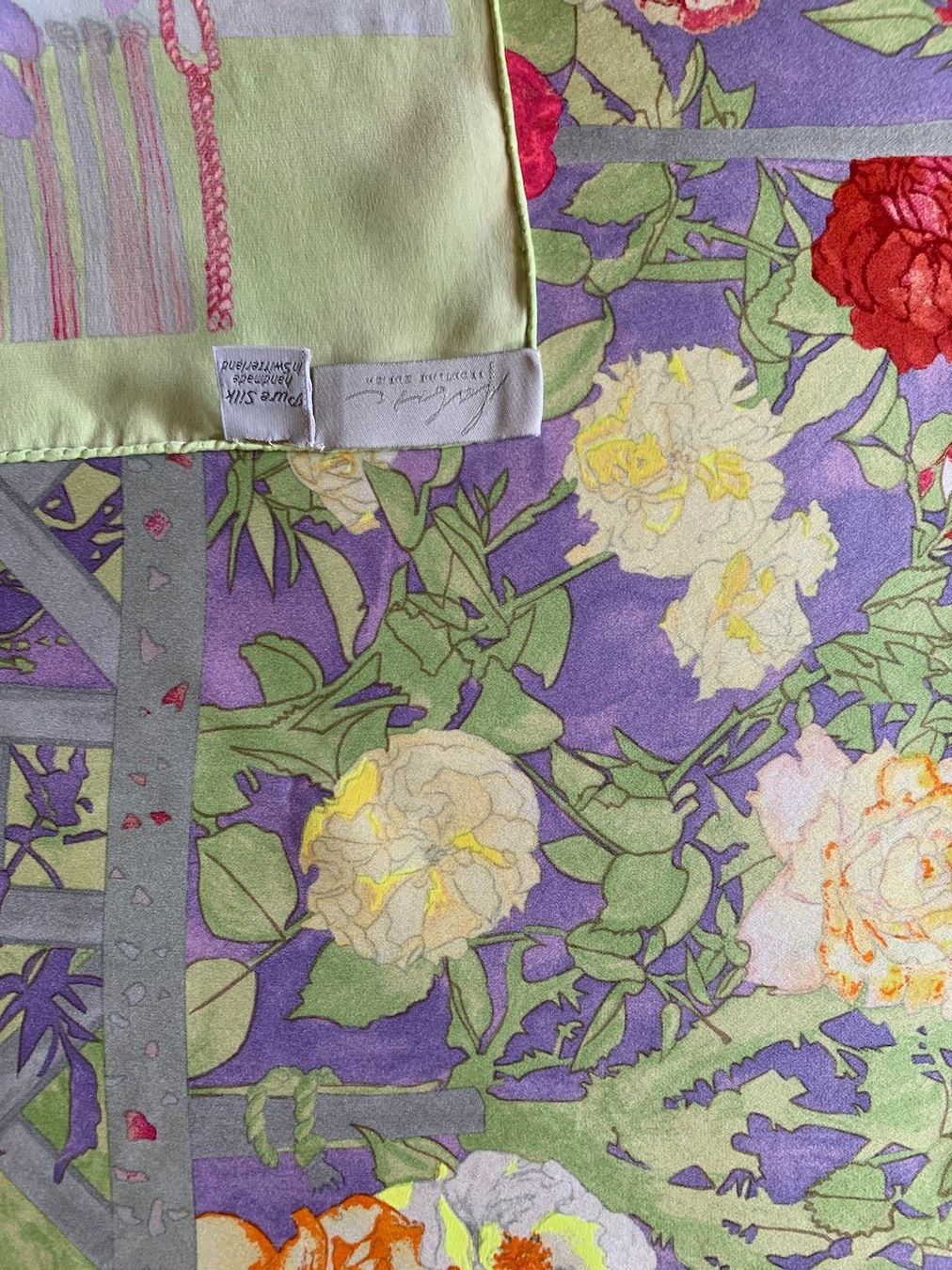 Fabric Frontline Foulard & Sciarpe: Écharpe FABRIC FRONTLINE avec roses colorées – Usato da Zürich venduto da Libraco 3