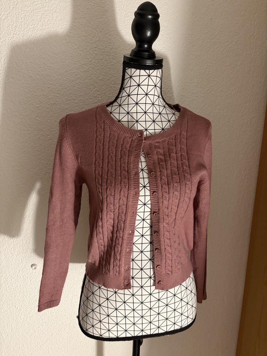 Giacche: Rosafarbene Strickjacke mit Zopfmuster  – Nuovo (secondo la descrizione) da Galgenen venduto da Miachelle 1