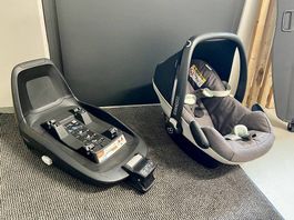 Maxi Cosy mit Isofix Station