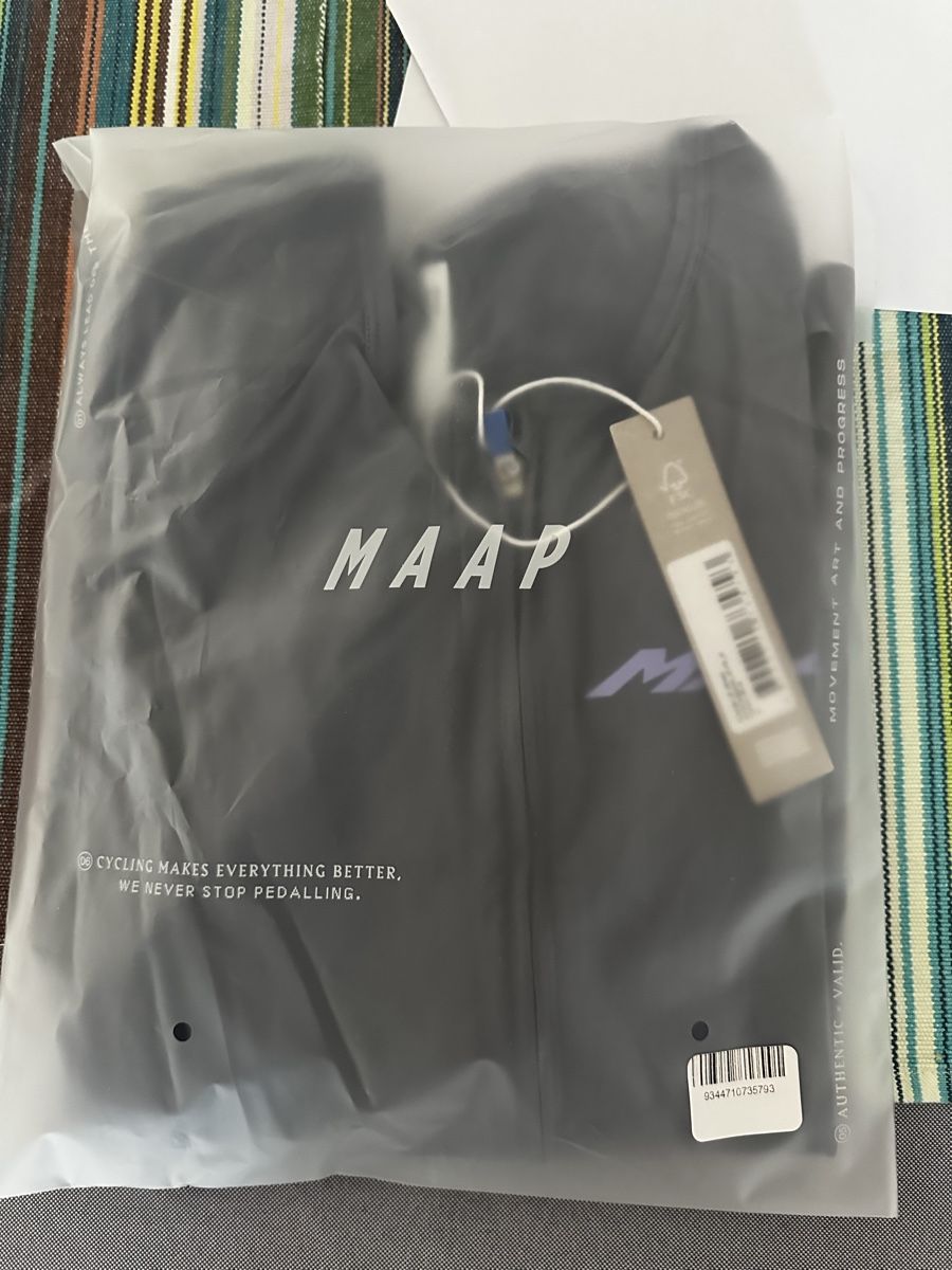 Leibchen & Hosen: MAAP Emerge LS Jersey  – Neu und originalverpackt aus Carouge GE von cytoplan 2