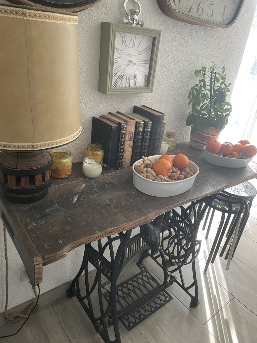 Cassettiere: Sideboard aus alte Nähmaschine – Nuovo (secondo la descrizione) da thun venduto da CrackNorris
