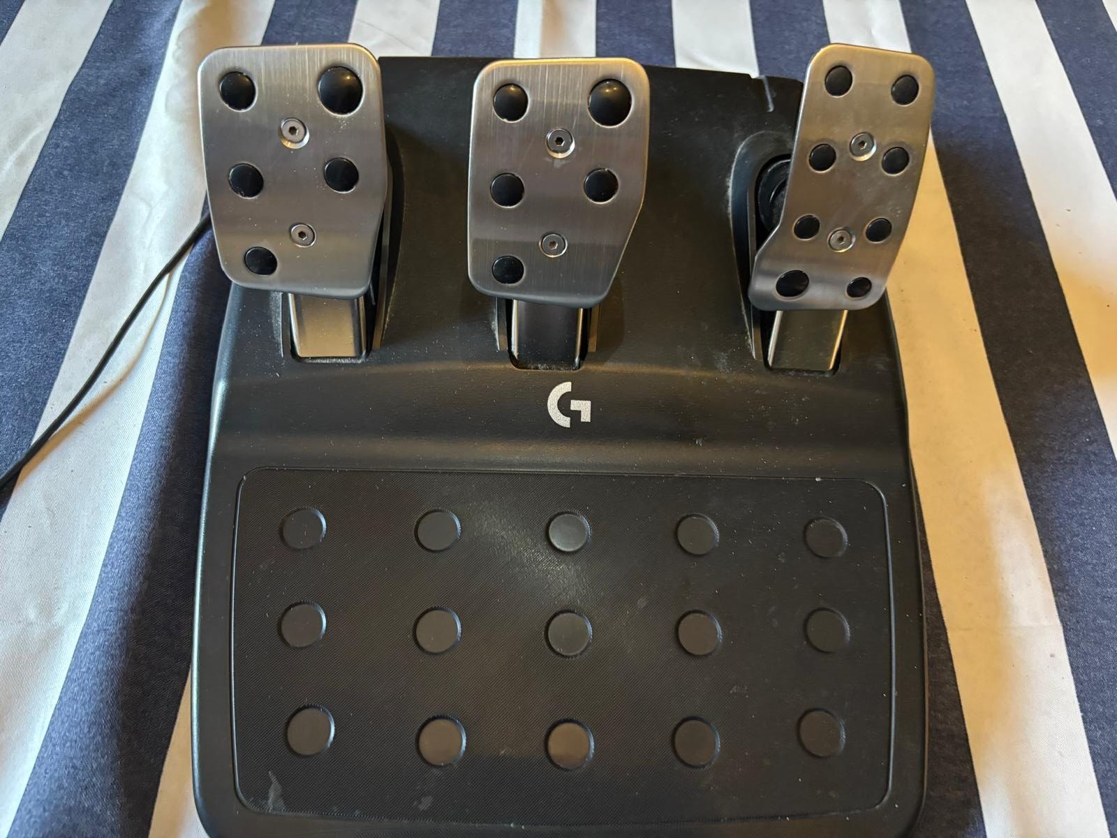 Logitech Controller: Rennlenkrad mit Pedalen von Logitech – Usato da Naters venduto da zub_zrz8 4
