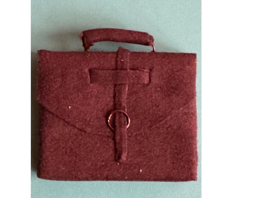 Puppenhäuser & -möbel: Aktentasche Wildleder Puppenhaus – Neu und originalverpackt aus Grabs von Puppestuebli
