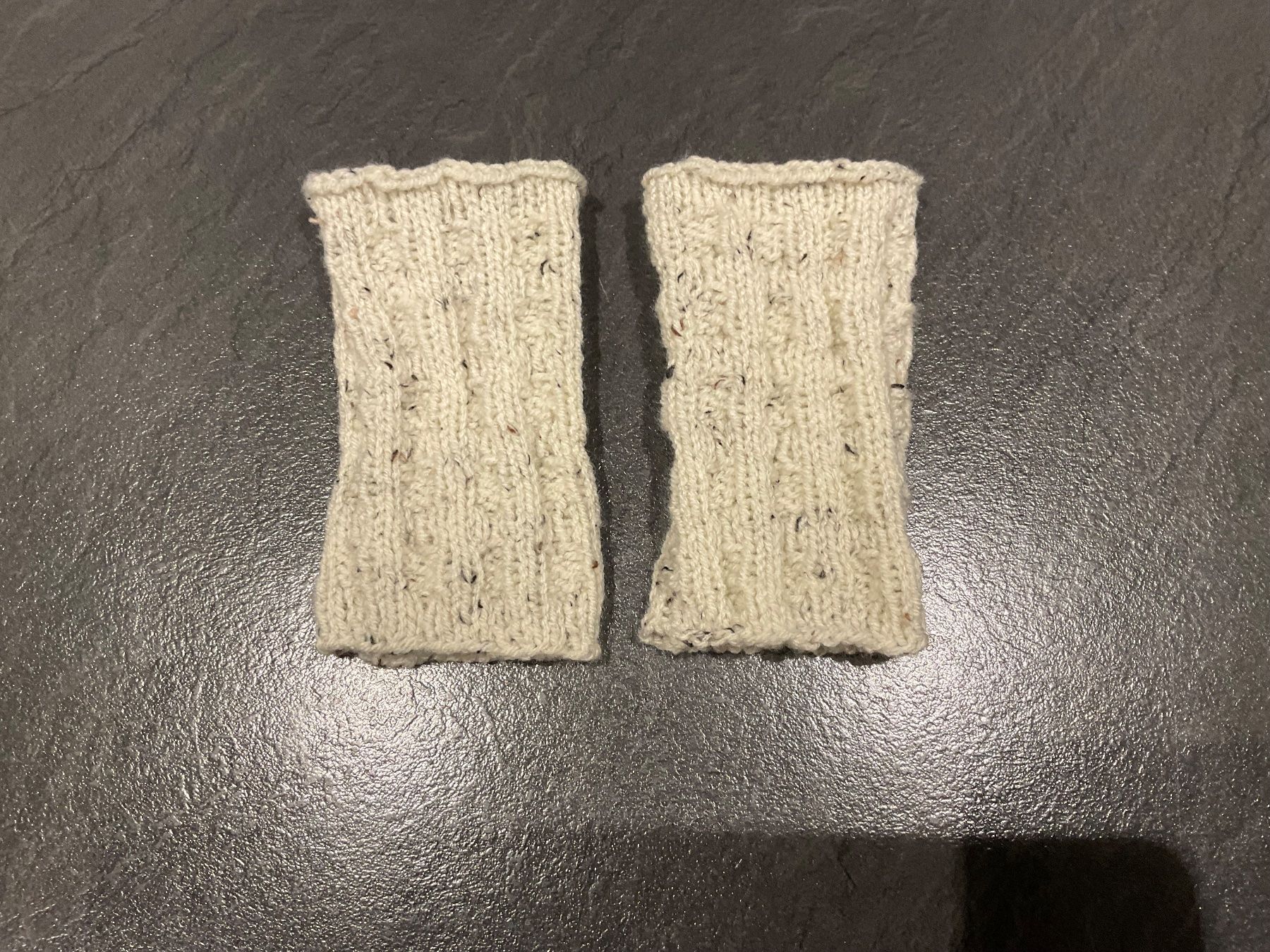 Handschuhe & Handstulpen: Handgestrickte Pulswärmer - Amedisli Beige – Neu (gemäss Beschreibung) aus Wetzikon ZH von FeeF