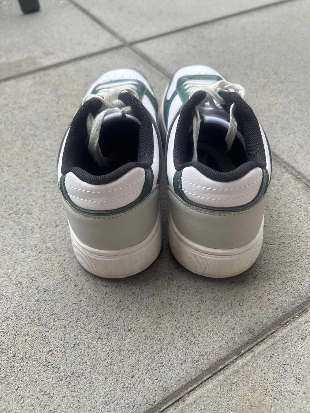 Damenschuhe: Une paire de baskets – Gebraucht aus Courrendlin von loko2910 2