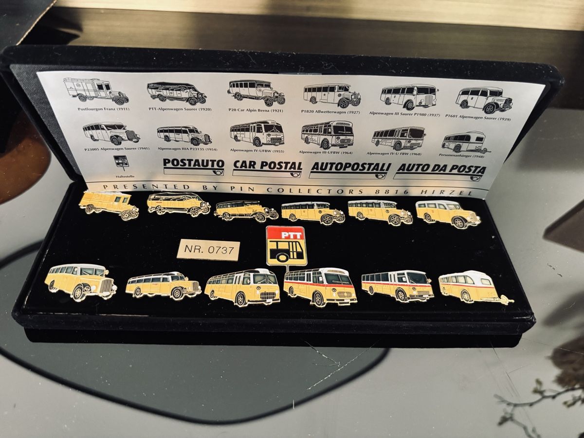 Placchette & Badge: Postauto Pin Set mit Box Nr 0737 Neu – Nuovo e nell'imballaggio originale da Oetwil an der Limmat venduto da misssenzapensieri
