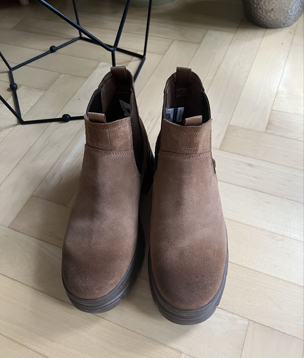 Ugg Herrenschuhe: UGG Brown Suede Chelsea Boots - Size 44- Fall Ready! – Neu (gemäss Beschreibung) aus Zürich von tra_wl8x 1