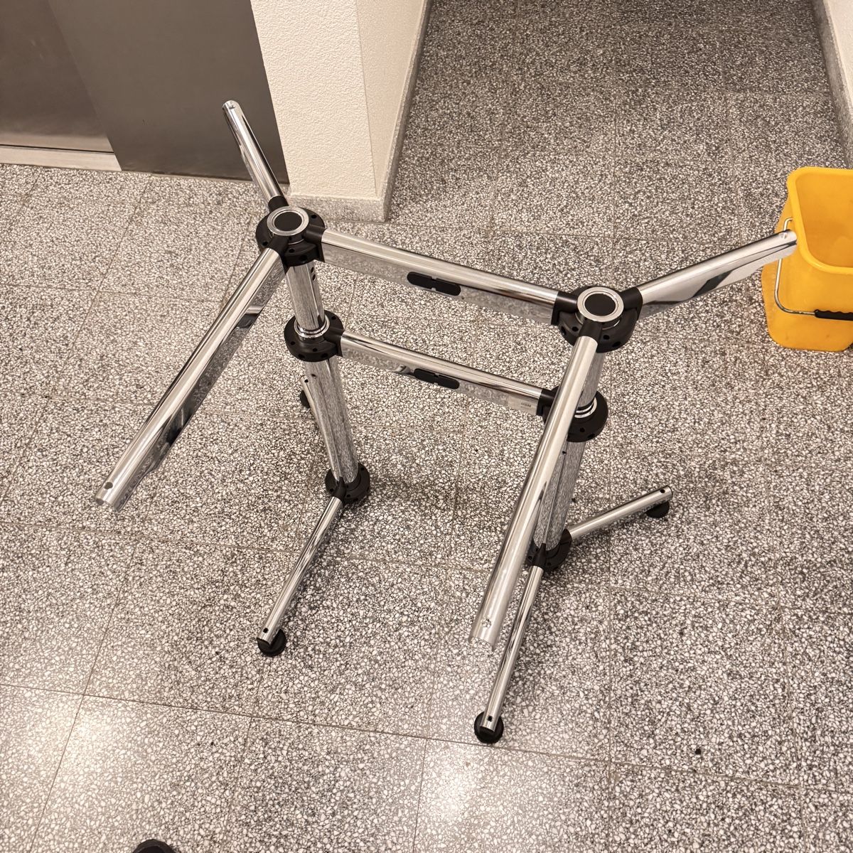 USM Altri mobili: USM Kitos Tischgestell Chrom Metall   – Usato da Tann venduto da gor_pyy9